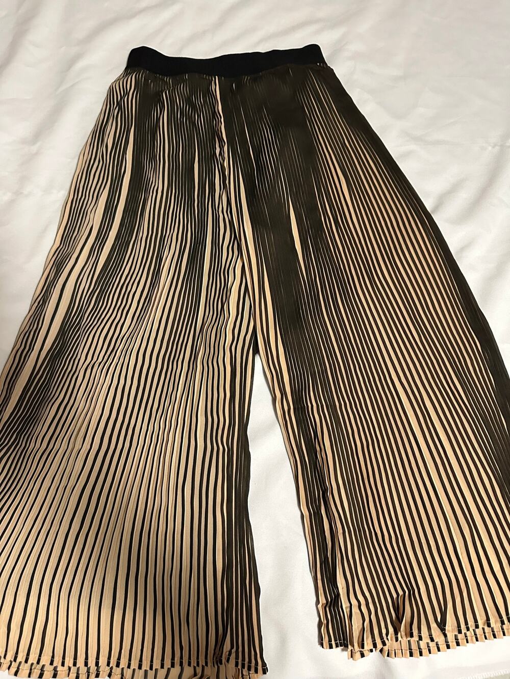 Kendall & Kylie beige and black vertical pleated wide-leg trousers size SM NWT